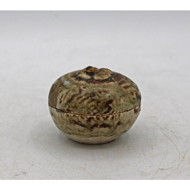 15th Century & Earlier 15th Century Thai Sawankhalok Small Stoneware Persimmon Shaped Box For Sale - Image 5 of 7