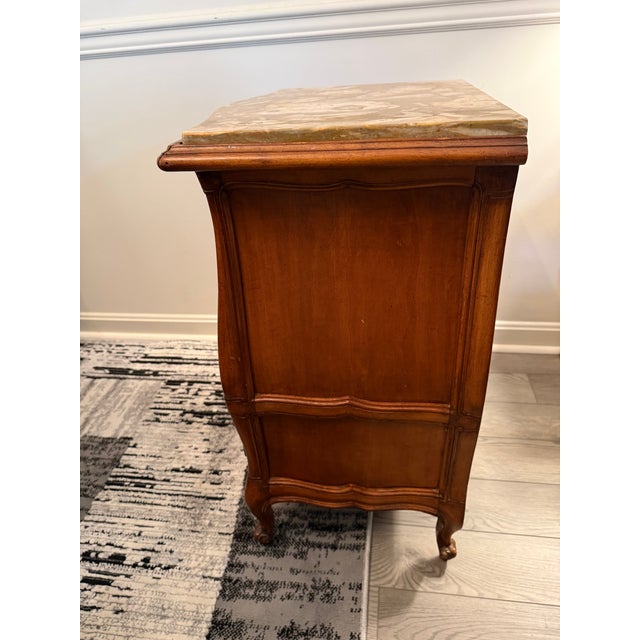 1960s Vintage Danby French Provincial Marble Top Commode Chest – Mid-Century Louis XV Style 3-Drawer Nightstand Side Table For Sale - Image 5 of 8