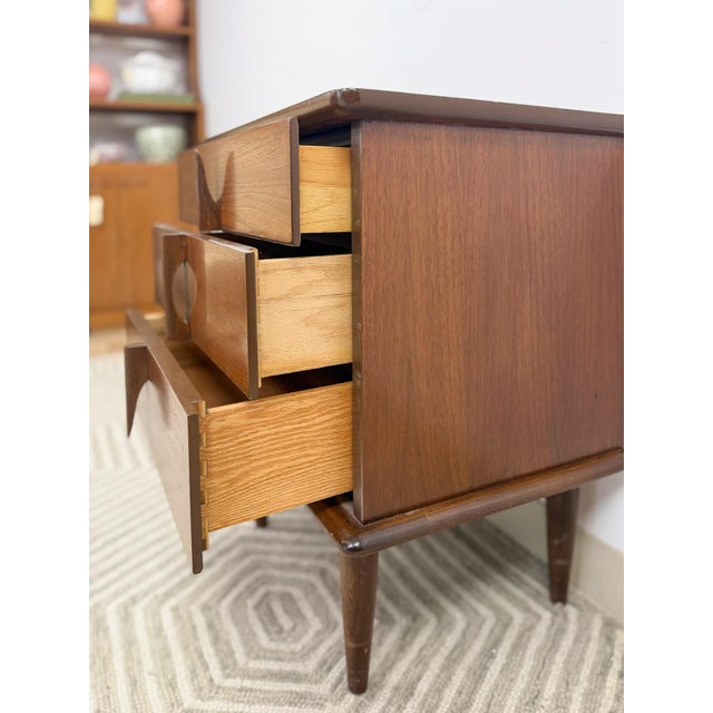 Brown United Furniture MCM Nightstand Intricate Wood Pulls Vintage Bedside Table For Sale - Image 8 of 10