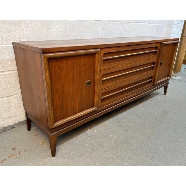 Bassett Furniture Vintage Mid-Century Walnut Credenza by Bassett For Sale - Image 4 of 17