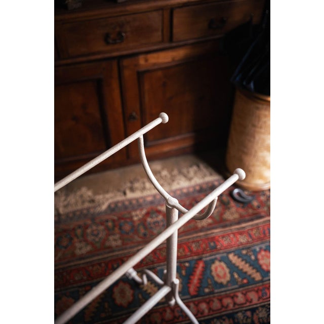 Antique White Enameled Iron Towel Holder, in Good conditions. Designed before 1890