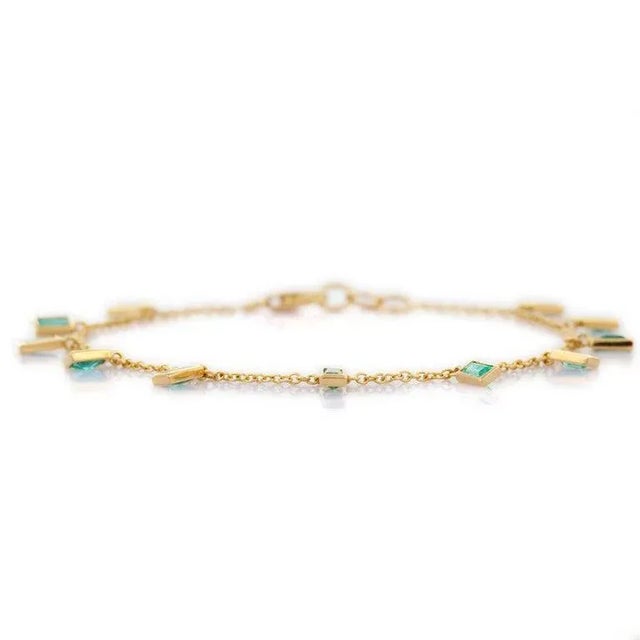 Natural Baguette Cut Emerald Dangling Charm Bracelet in 18k Solid Yellow Gold For Sale - Image 4 of 10