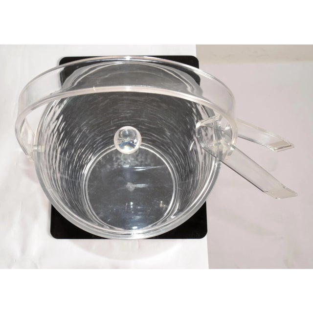 1980s 1980s Vintage Grainware Transparent Lucite Clear Acrylic Ice Bucket Lid Tongs For Sale - Image 5 of 12