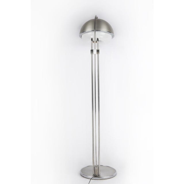 This adjustable floor lamp has an aluminum and metal base and a Acrylic Glass lampshade. European Plug (up to 250V).The...