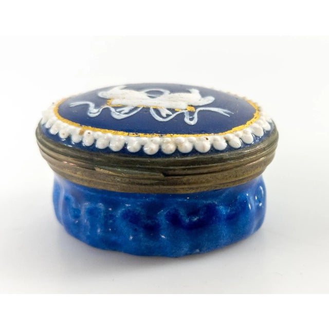 19th Century 19th Century English Bilston Battersea Enamel Pill Box With Doves For Sale - Image 5 of 11