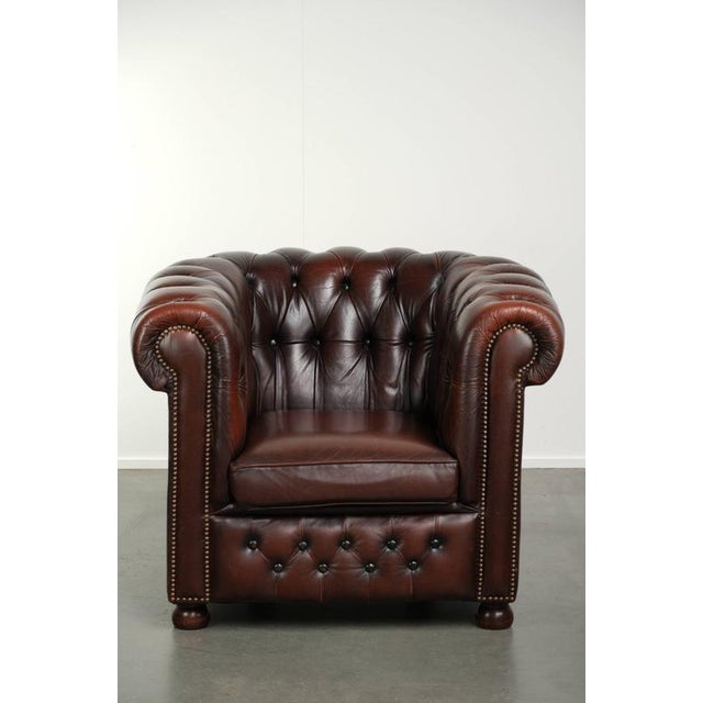 This beautiful English-style Chesterfield armchair is made of cowhide and features a stunning classic color scheme. It has...