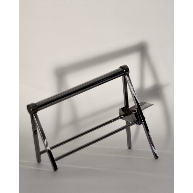 - Chromed metal bottle holder - piece of felt to avoid drops - perfect handling - 22.5 cm tall, 30 cm long - bottle of red...