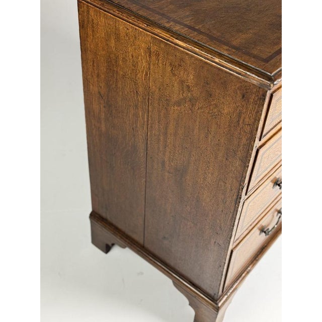 English Chest of Drawers in Oak For Sale - Image 6 of 18