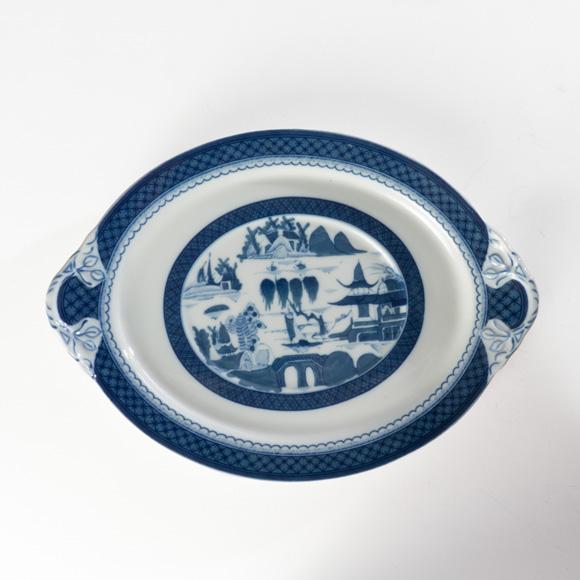 A beautiful Mottahedeh Historic Charleston Blue Canton porcelain tureen with underplate. Made in Portugal.