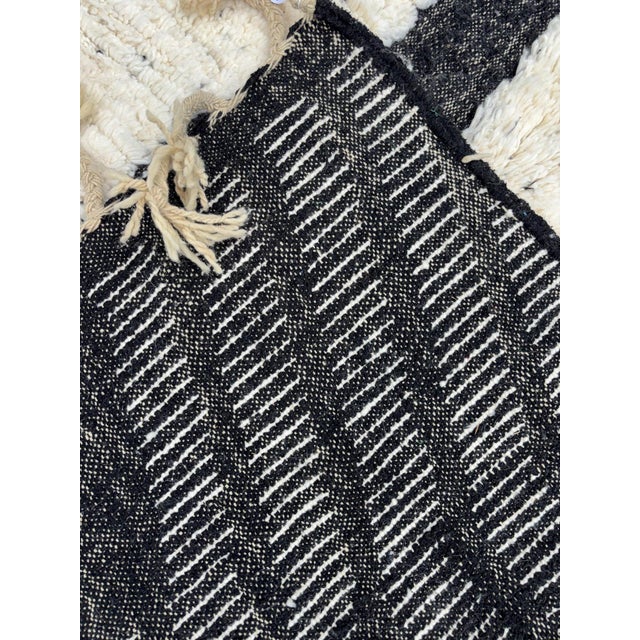 Modern Moroccan Berber Mrirt Wool Rug, 2010s For Sale - Image 14 of 16