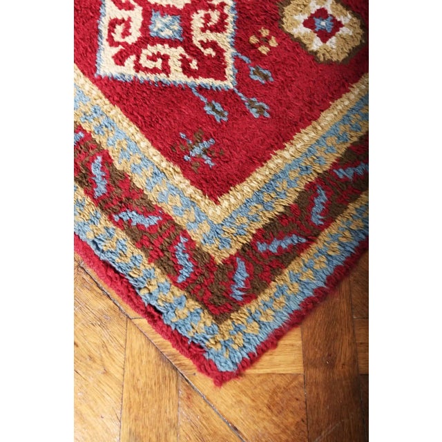 An interesting collector's item from Czech production. All-wool rug. Very good condition. Date: mid-20th century....