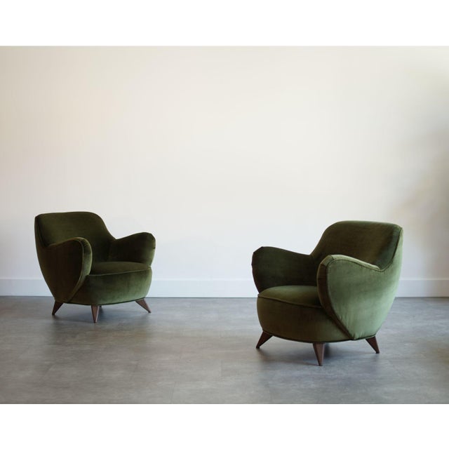 Originally conceived in the late 1940s, this sculptural barrel chair embodies the sleek, aerodynamic sensibilities of mid-...