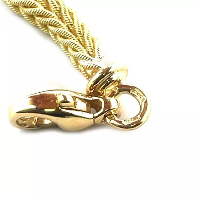This is a beautiful eye-catching necklace, the chain is crafted from 18k yellow gold featuring a 4mm thick square Spiga...