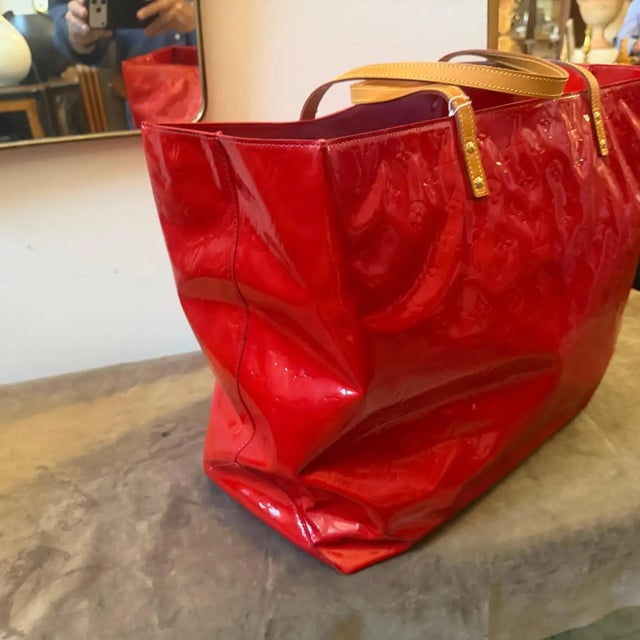 Animal Skin 1999 Louis Vuitton Red Vernis Patent Leather Reade Gm Huge Tote-Bag For Sale - Image 7 of 16