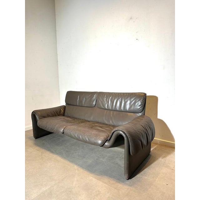 This de Sede DS-2011 features the characteristic flowing armrests and soft organic lines that define the series....