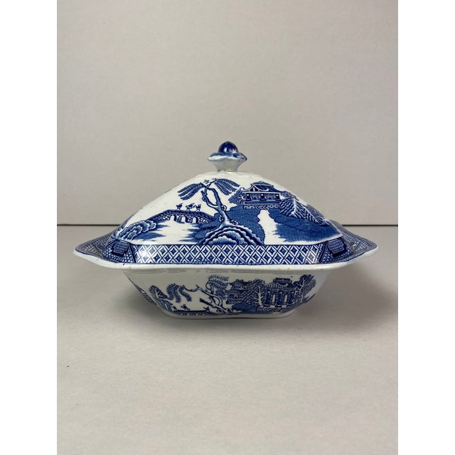 Early 20th Century Blue Willow Covered Serving Dish For Sale In New York - Image 6 of 6
