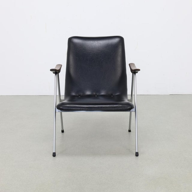 Vintage Lounge Chair in Leatherette and Metal, 1960s, in Very Good conditions. Designed 1960 to 1969