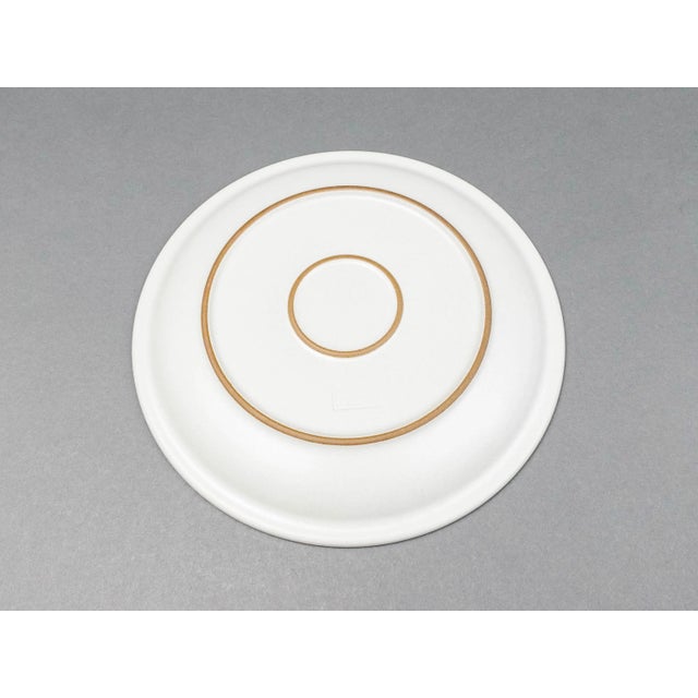 Mid 20th Century Edith Heath Ceramics Sausalito California White Dinner Plates- Set of 7 For Sale In Miami - Image 6 of 7