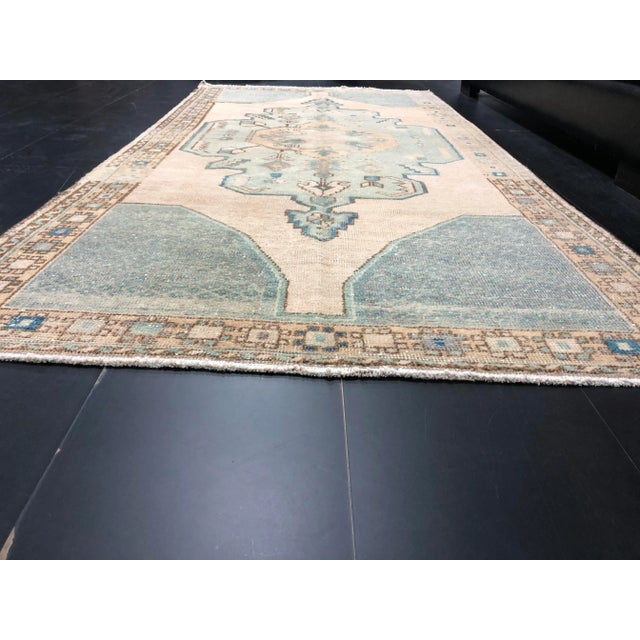 1960s Vintage Medallion Design Faded Turkish Peach Color Rug For Sale - Image 5 of 11