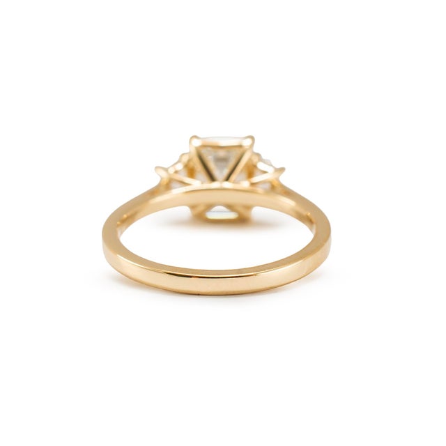 14k Yellow Gold Igi 3.03ctw Emerald Trapezoid Lab Grown Diamond Engagement Ring, Size 8 For Sale In Houston - Image 6 of 9