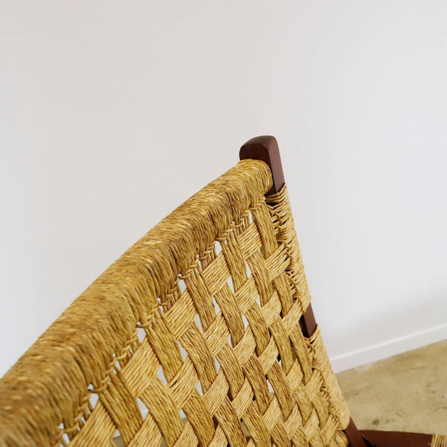 We offer this rare Mexican folding chair by Muebles Toluca, circa 1960. Made in solid wood and natural palm cords.