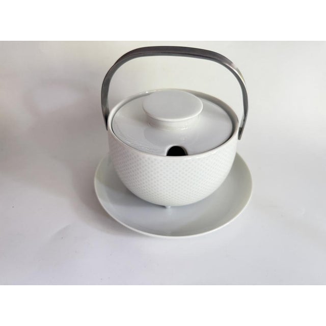 Ceramic White Gravy Boat with Plate by Tapio Wirkkala for Rosenthal, 1982, Set of 2 For Sale - Image 7 of 7