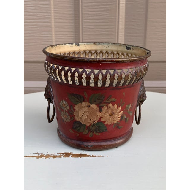 Metal French Red & Gold Tole Cachepot With Lion Head Handles and Pierced Gallery Rim For Sale - Image 7 of 10