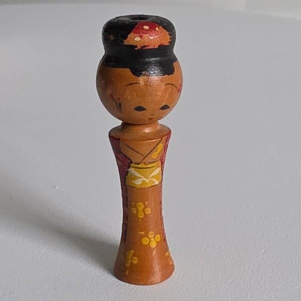 Vintage 1960s Japanese Miniature Kokeshi Dolls - Articulated Wooden Trio For Sale - Image 4 of 18