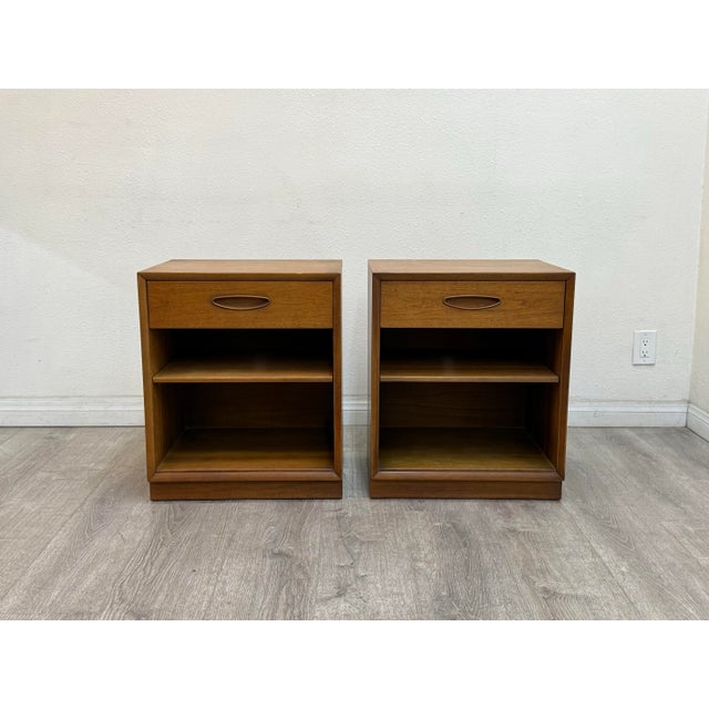 1960s Pair of Mid Century Modern Nightstands For Sale - Image 5 of 11