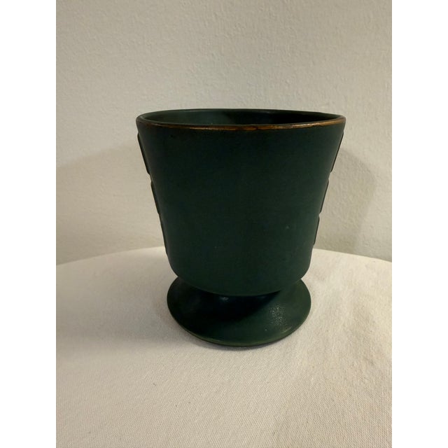 Kathryn McCoy 1950s McCoy Green Pedestal Planter | Mid Century Modern Footed Ceramic Cachepot For Sale - Image 4 of 10