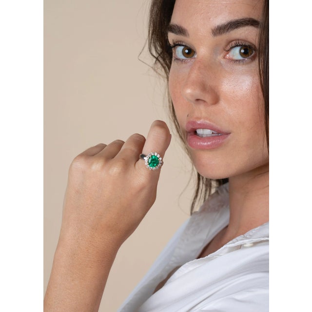 Metal 3 Carat Vivid Green Colombian Emerald and Diamond Halo Ring 18K White Gold, Size 7 For Sale - Image 7 of 10