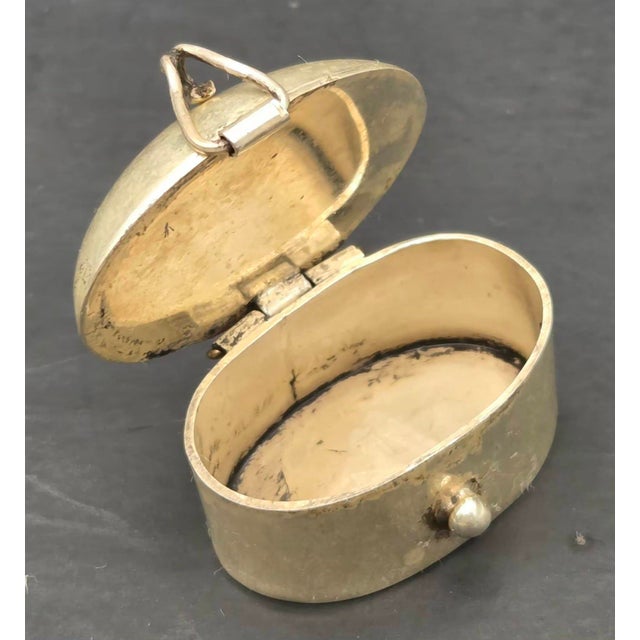 Offered is a small .925 silver pill box made in Taxco. Mexico in the late 1980s. It measures: 1" W x 1.135" L x 0.80 H