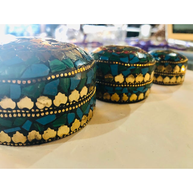 1990s Vintage Handmade Round Shaped Natural Stones Boxes in Cobalt Green & Gold, Set of 3 For Sale - Image 5 of 6