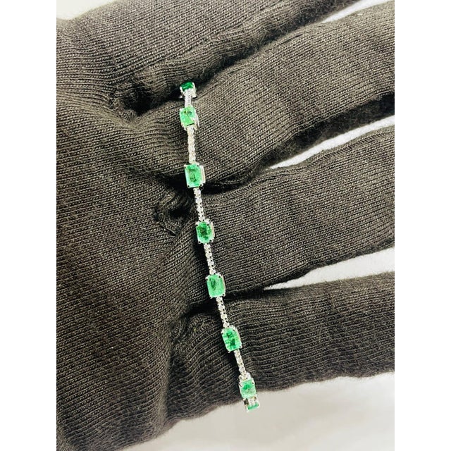 Elegant 18k Gold Emerald 3.22ct & Diamond 0.39ct Bracelet, New For Sale - Image 9 of 10