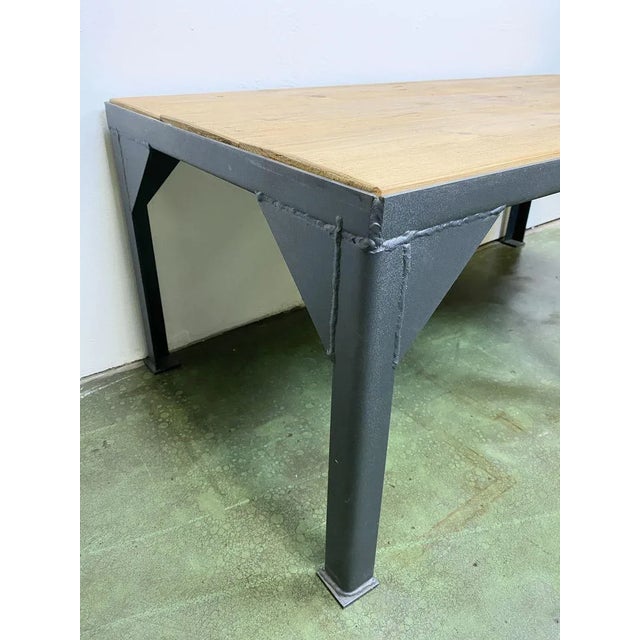 - Vintage industrial coffee table manufactured in the 1970s - Made of solid wood and iron - Weight of the table is 35 kg.