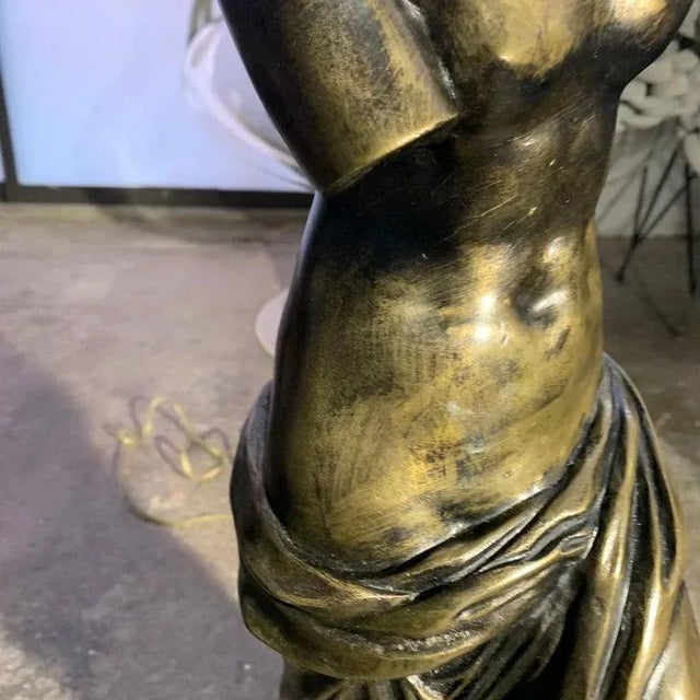 Midcentury Neoclassical Cast Bronze Venus De Milo Table Lamp For Sale - Image 4 of 7