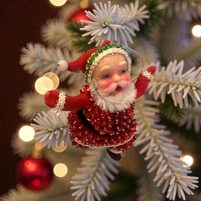 Set of 13 Vintage MCM Iconic Hand Made Sequin Push Pin Ornaments For Sale - Image 10 of 12