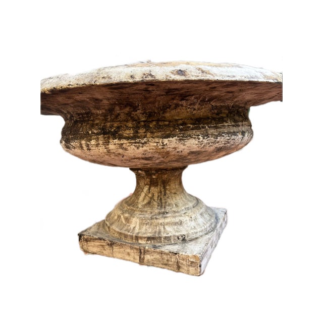 Neoclassical-style concrete bowl A refined decorative bowl crafted from patinated concrete, crafted with a classic taste...