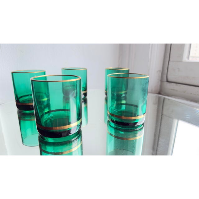 1950s Mid-Century Modern Emerald Green Whiskey Glasses With Gold Rim - Set of 5 For Sale - Image 9 of 9