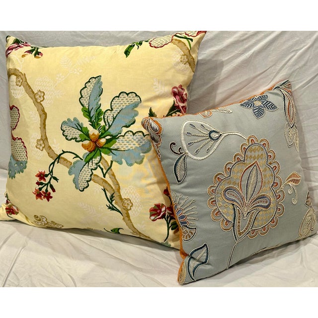 English Pair of Custom Designer Throw Pillows – Colefax & Fowler Crewel & Brunschwig & Fils Moiré Silk For Sale - Image 3 of 12