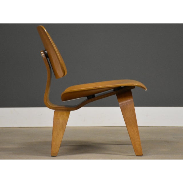 Brown Early LCW Oak Lounge Chair by Charles and Ray Eames for Herman Miller For Sale - Image 8 of 11