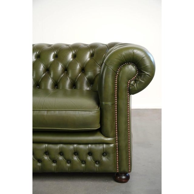Chesterfield 2.5-seater Sofa in Green Cowhide Leather For Sale - Image 9 of 14