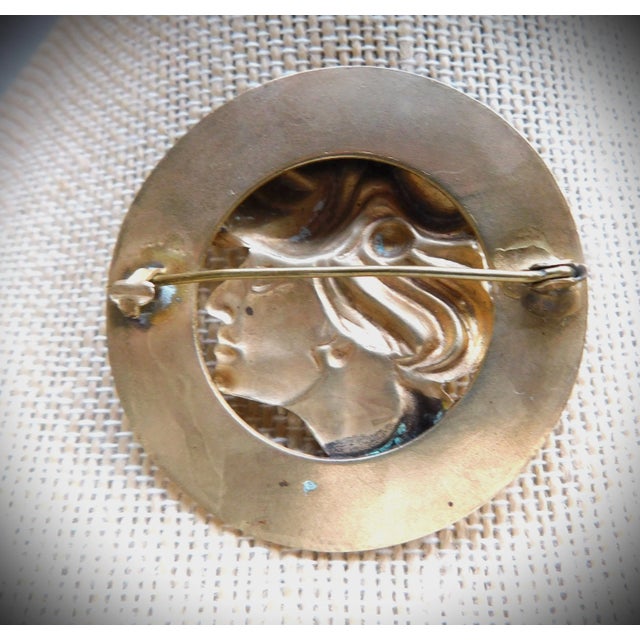 Beaux-Arts Art Nouveau Antique Gold Woman Profile Round Brooch, C. 1900 For Sale - Image 3 of 7