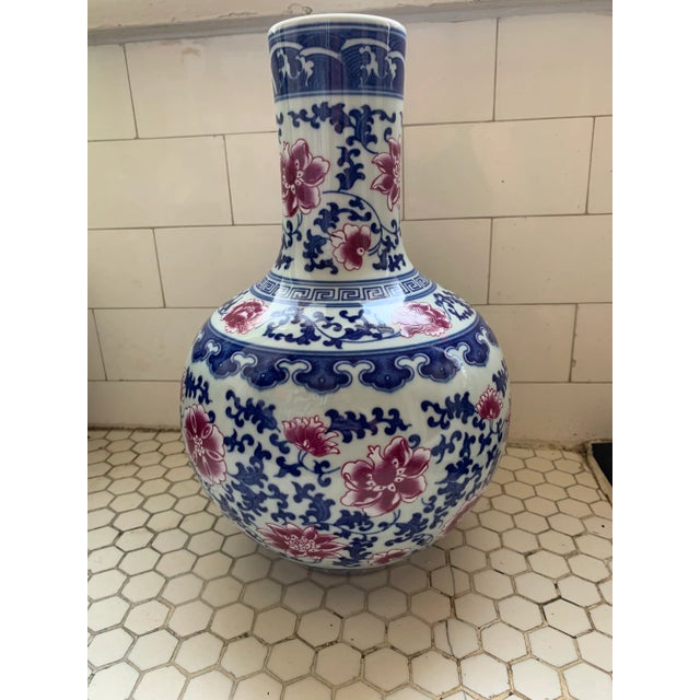 Chinese Blue & White Traditional Porcelain Chinos Vase Pink Flowers For Sale In Los Angeles - Image 6 of 12