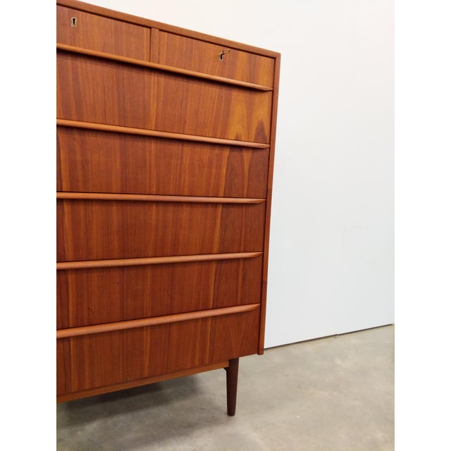 1960s Vintage Danish Mid Century Modern Teak Dresser For Sale - Image 5 of 7