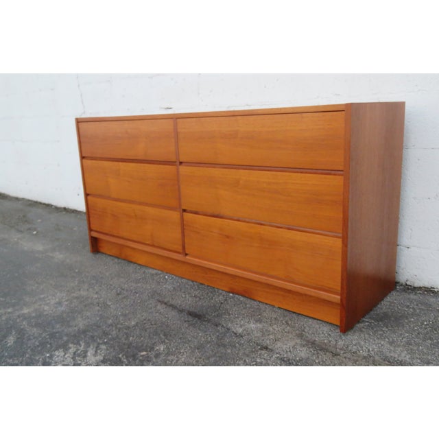 Mid-Century Modern Late 20th Century Danish Modern Mid Century Long Dresser Sideboard Tv Media Console 6203 For Sale - Image 3 of 18