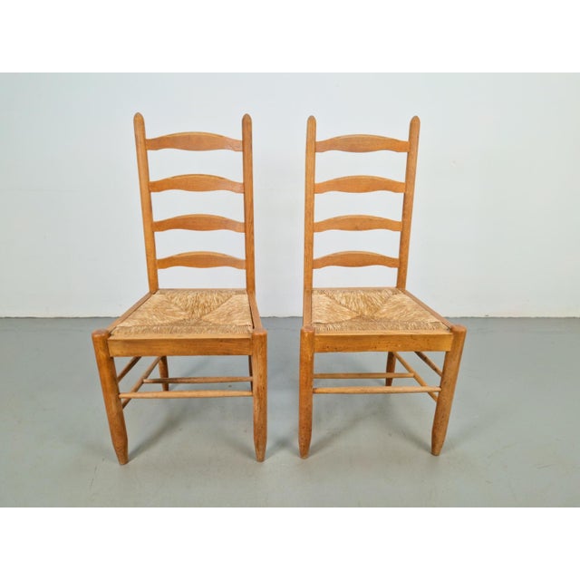 Set of 2 vintage Brutalist Charlotte Perriand-style ladder chairs, wicker, 1960s This set of 2 French dining chairs in the...