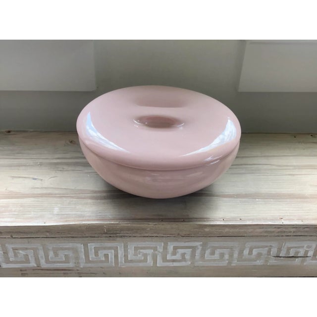 Iroquois 1950s Russel Wright MCM Covered Casserole Dish in Powder Pink For Sale - Image 4 of 6