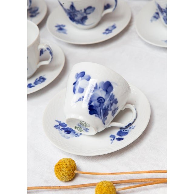 Royal Copenhagen Danish Blå Blomst Mocha Cups and Saucers in Porcelain from Royal Copenhagen, 1980s, Set of 20 For Sale - Image 4 of 9