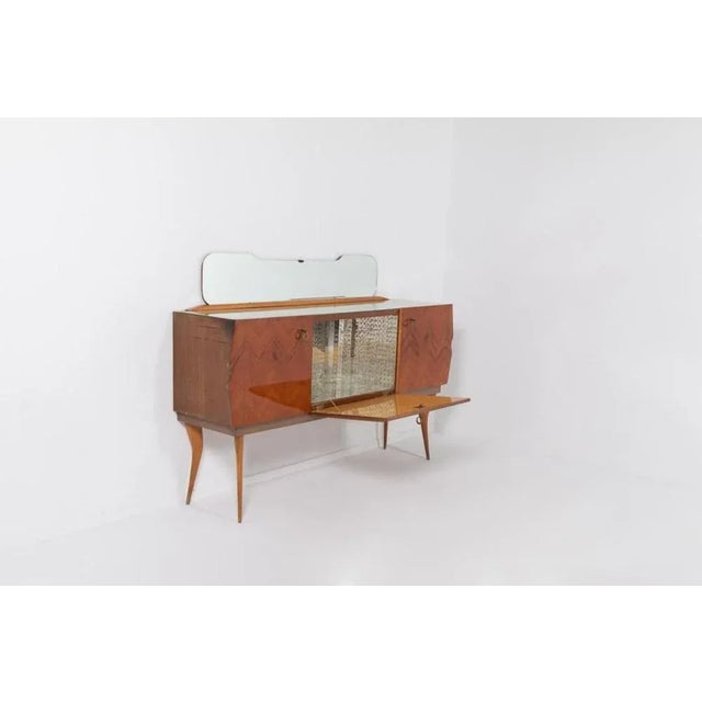 Very beautiful buffet cabinet/sideboard from Vittorio Dassi. Exceptional Italian craftsmanship in spectacular veneer...